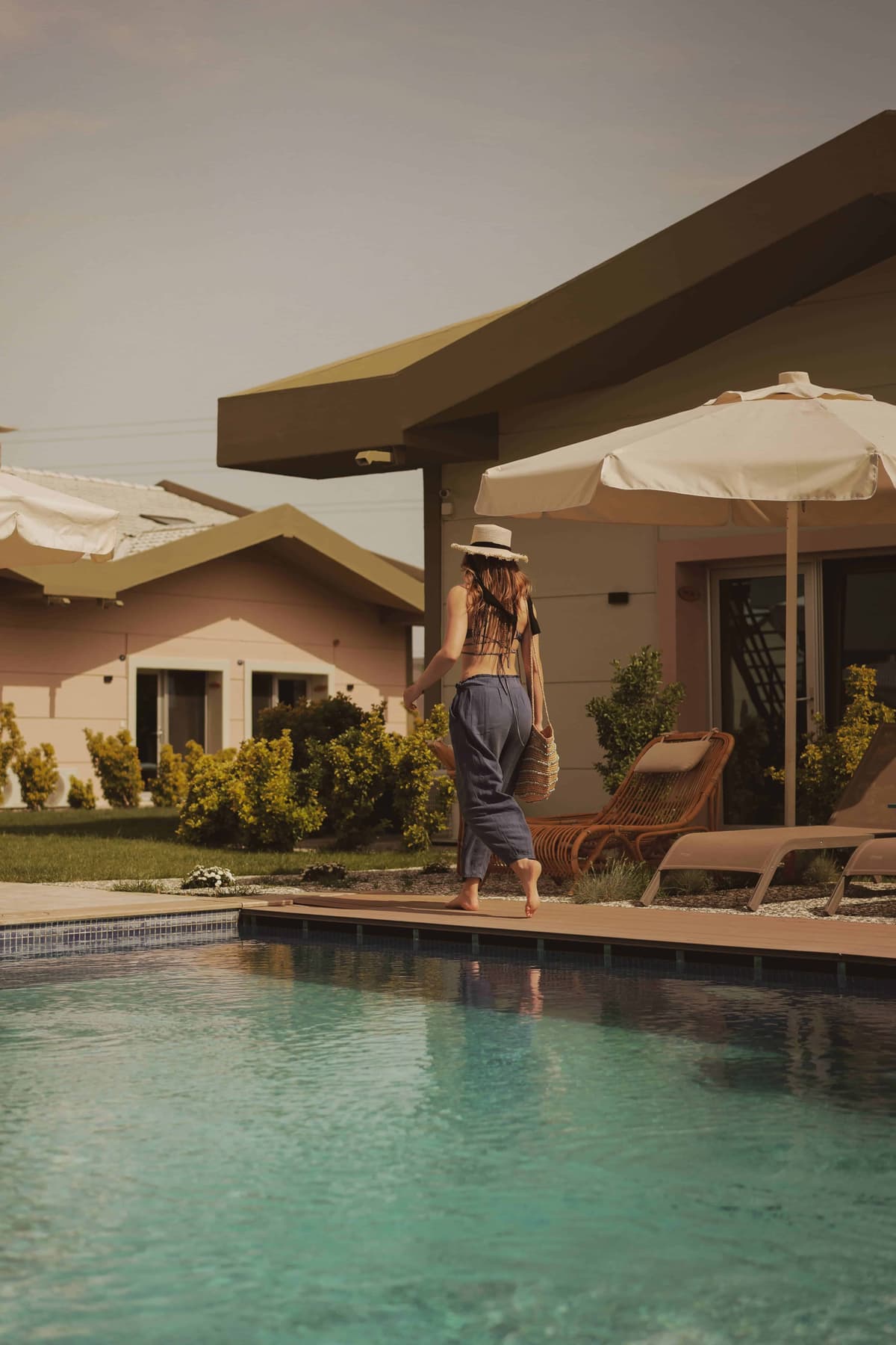 Havuz Kenarında Yürüyen Kadın